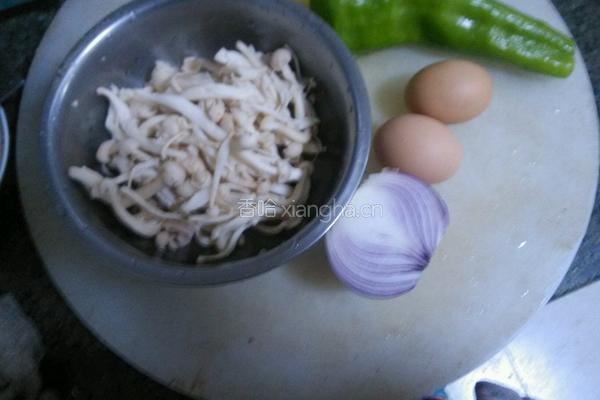 白玉菇青椒炒鸡蛋的做法图解1