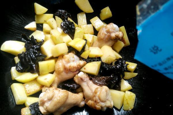 土豆烧翅根的做法图解7
