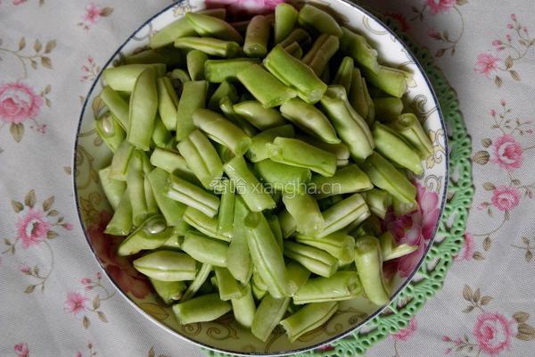扁豆木耳烧肉的做法图解1