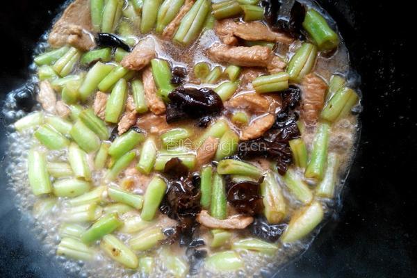 扁豆木耳烧肉的做法图解7