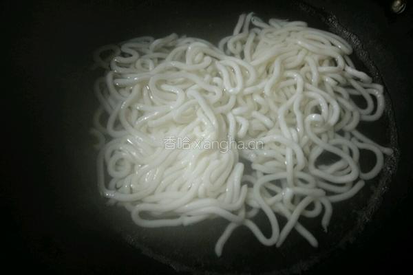 肉丝炒乌冬面的做法图解2