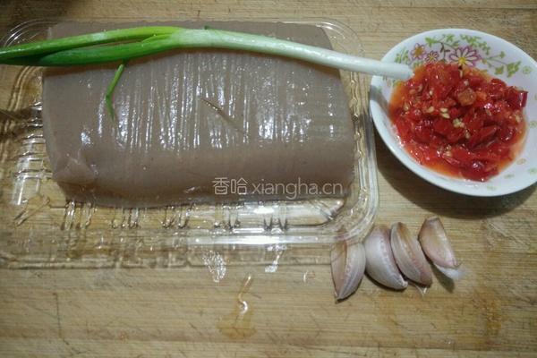 剁椒烧蘑芋豆腐的做法图解1