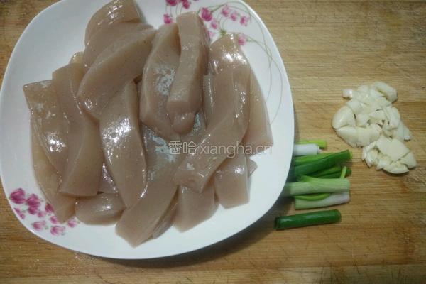 剁椒烧蘑芋豆腐的做法图解2