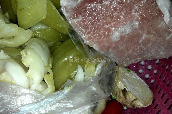 咸菜炒肉片的做法图解1