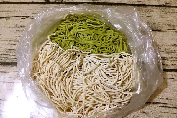 炒双色面的做法图解1