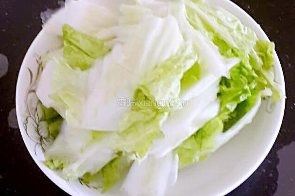 火腿炒白菜片的做法图解1
