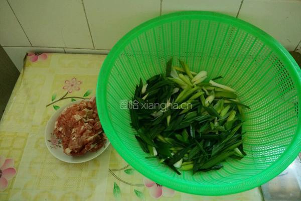 蒜苗炒五花肉的做法图解1