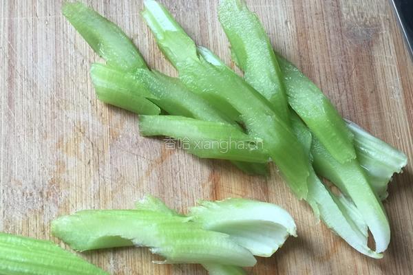 牛肉香菇炒芹菜的做法图解2