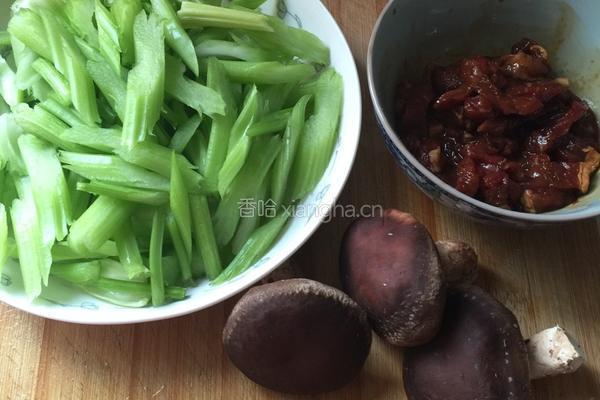 牛肉香菇炒芹菜的做法图解5