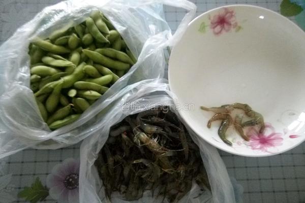 毛豆米烧虾的做法图解1