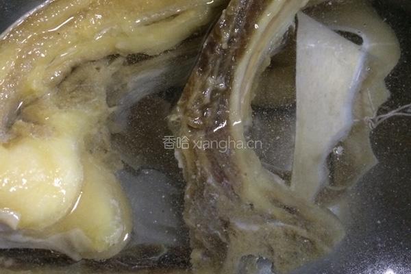 腊排骨炖藕的做法图解2
