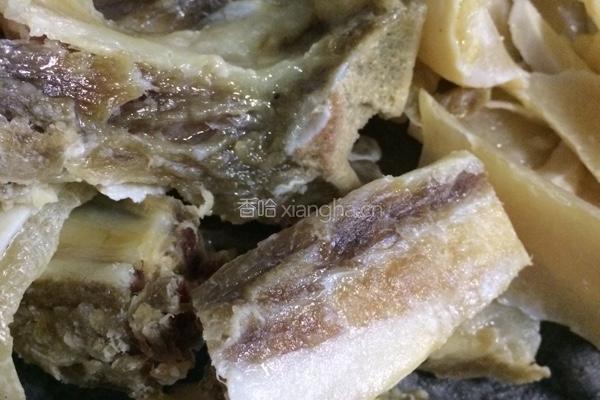 腊排骨炖藕的做法图解3