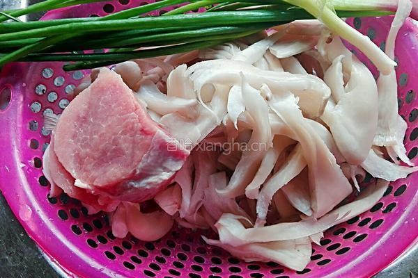 瘦肉炒平菇的做法图解1