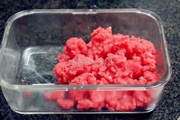 牛肉洋葱胡萝卜馅饼的做法图解1