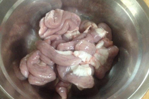 咸菜炒粉肠的做法图解1