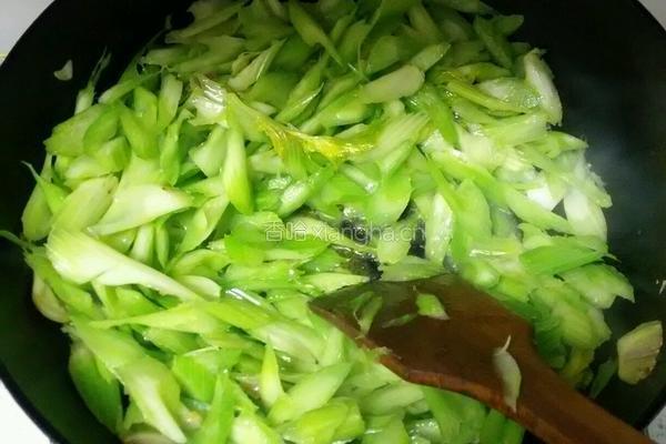 蒜香尖椒炒西芹的做法图解1