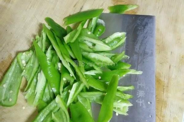 蒜香尖椒炒西芹的做法图解3