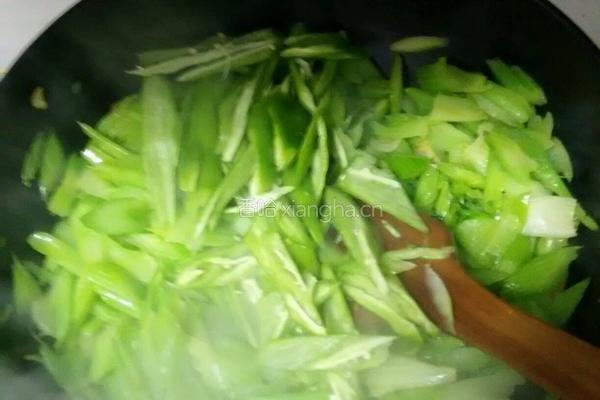 蒜香尖椒炒西芹的做法图解4