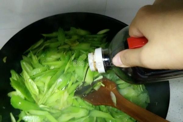 蒜香尖椒炒西芹的做法图解5