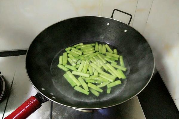 鸡脯肉炒四季豆的做法图解4