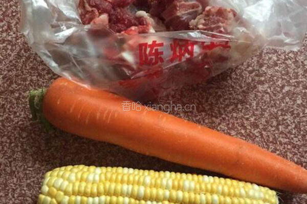 排骨玉米胡萝卜汤的做法图解1