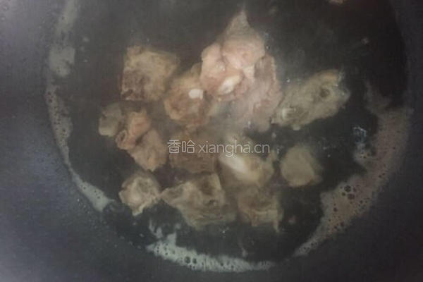 排骨玉米胡萝卜汤的做法图解2
