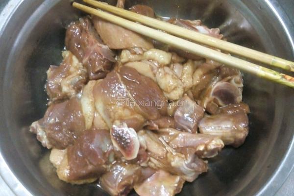 胡萝卜焖鸭肉的做法图解1