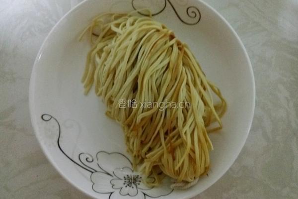 凉拌干豆腐丝的做法图解1