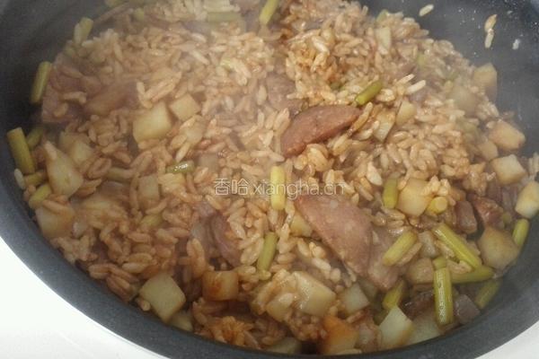 土豆腊肠焖饭的做法图解8