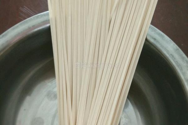 酸辣拌面的做法图解1