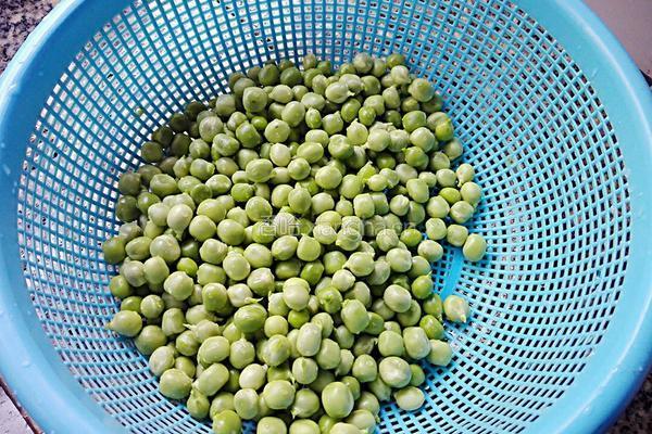 碗豆鸡肉饭的做法图解1