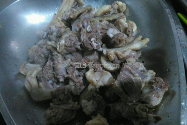 芋儿烧鸭子的做法图解1