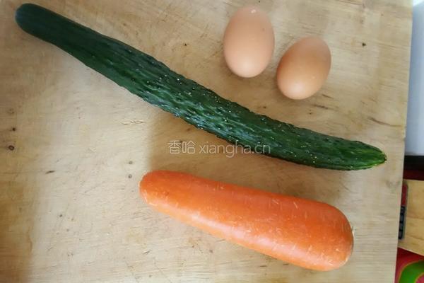 黄瓜胡萝卜鸡蛋饼的做法图解1