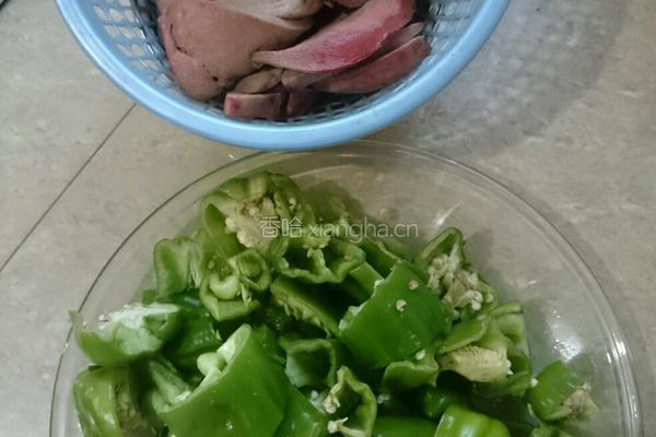 辣椒炒猪肝的做法图解1