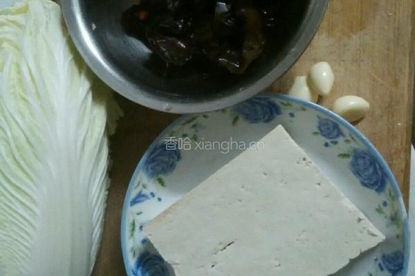 白菜炖豆腐的做法图解1