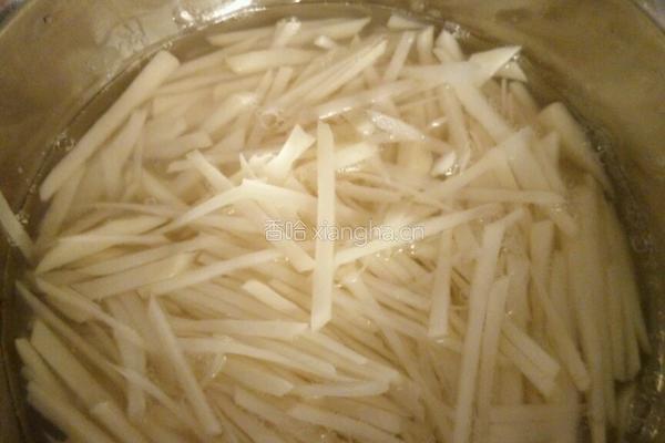 韭菜土豆丝的做法图解3