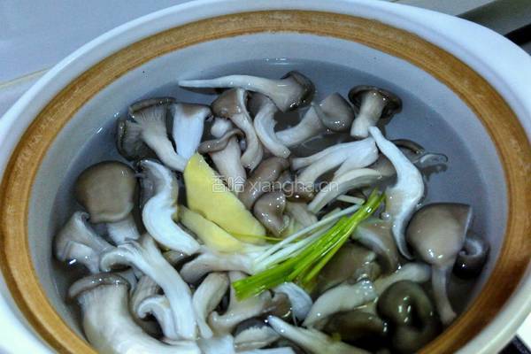 鸡菇腰片汤的做法图解3