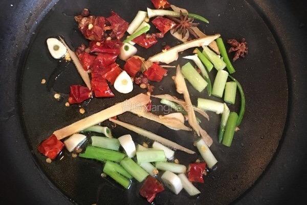 爆炒蚕蛹的做法图解6