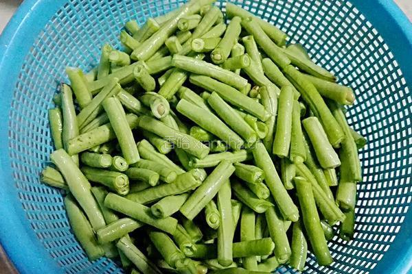 烧肉炒豆角的做法图解1