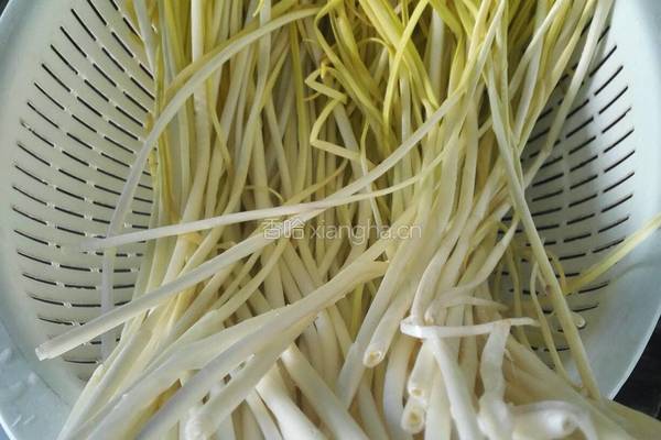 蒜黄炒肉的做法图解1