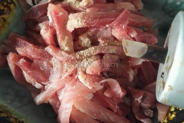 蒜黄炒肉的做法图解5