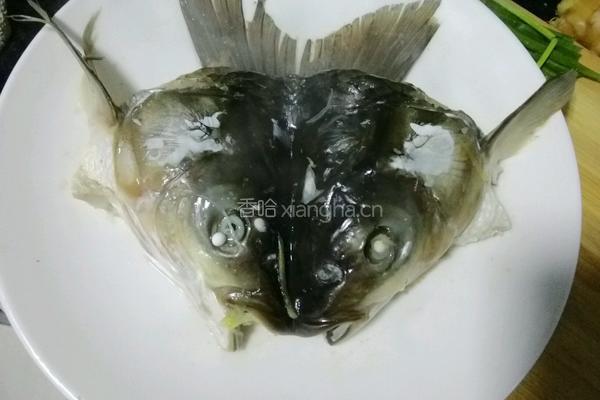 剁椒鱼头的做法图解7