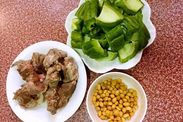 猪骨黄豆苦瓜汤的做法图解3