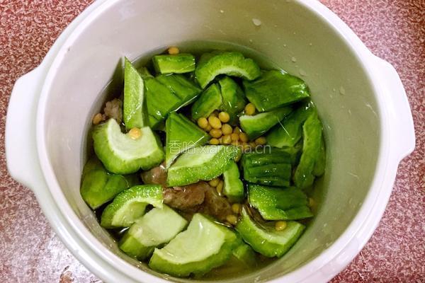 猪骨黄豆苦瓜汤的做法图解5
