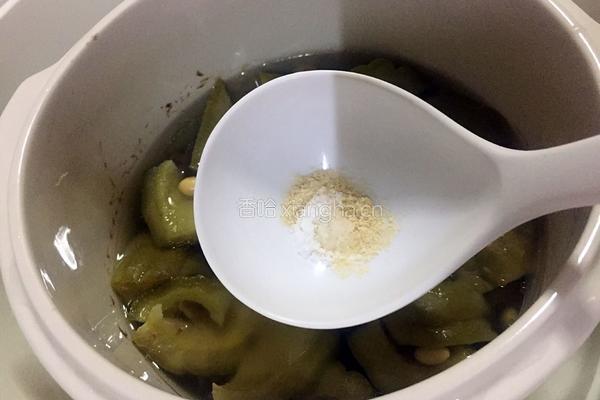 猪骨黄豆苦瓜汤的做法图解7