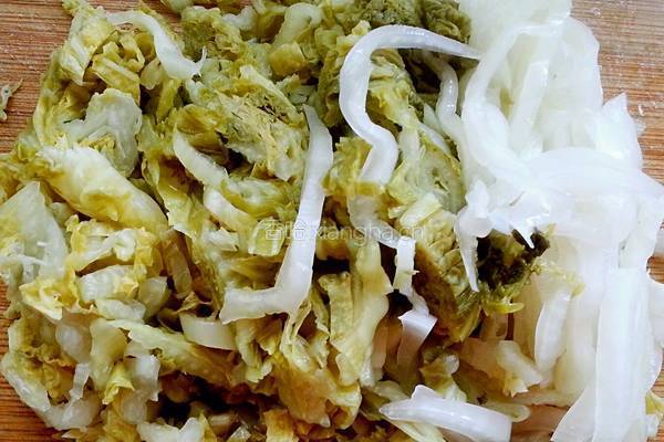 猪肉酸菜炖粉条的做法图解4