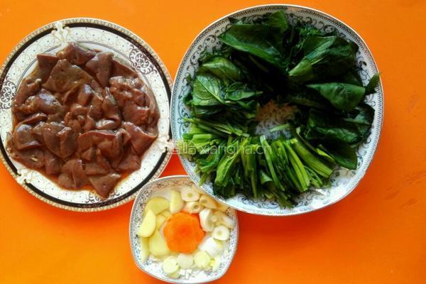 菠菜炒猪肝的做法图解1