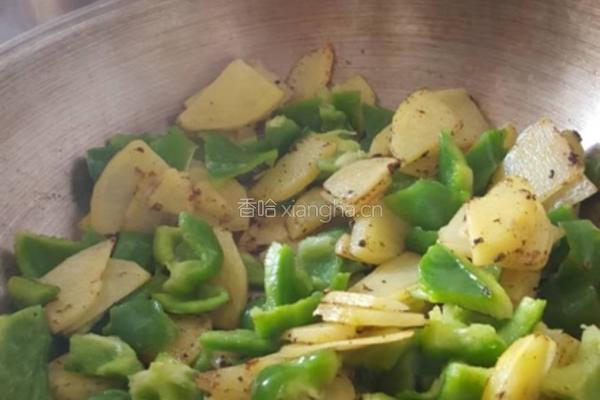 青椒炒土豆片的做法图解3