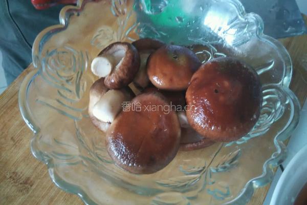 香菇炖鸡腿的做法图解2
