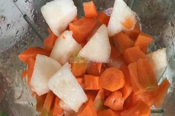 胡萝卜雪梨汁的做法图解3
